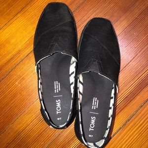 Women’s size 7 black toms